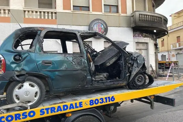 L'Opel Corsa distrutta (foto L'Unione Sarda-Murru)