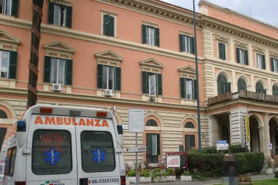 Un'ambulanza davanti al Policlinico Umberto I