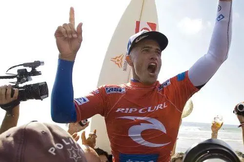 Kelly Slater viene portato in spalla dai tifosi dopo la vittoria al Portugal Ripcurl Pro Surf a Peniche, in Portogallo