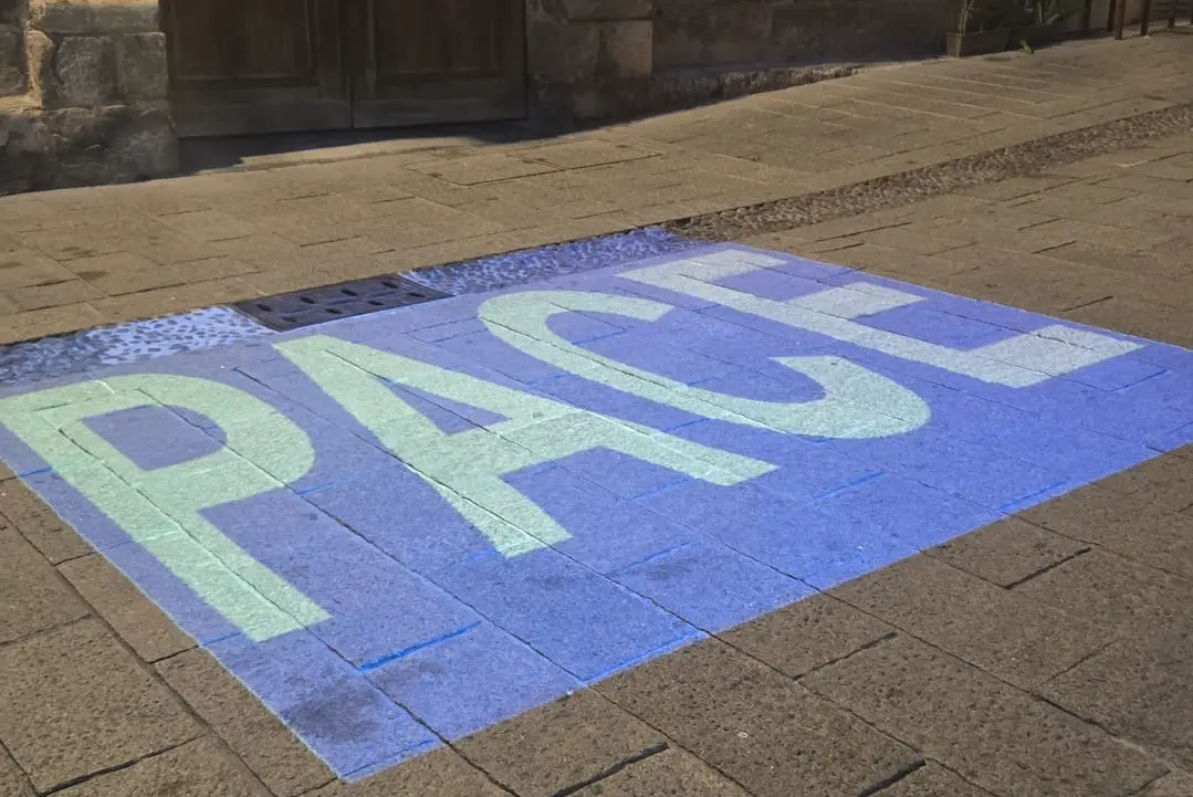 La scritta blu a Palazzo Ducale