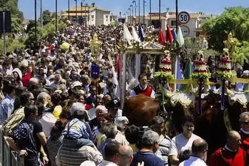 Folla di fedeli in processione per Sant'Efisio