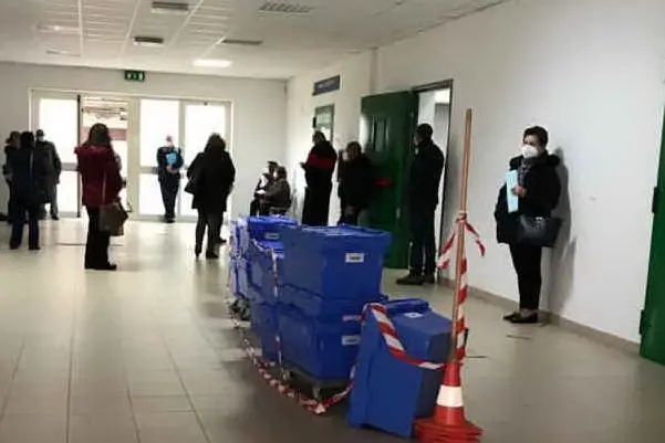 L'attesa degli utenti all'ingresso della farmacia (foto Sanna)