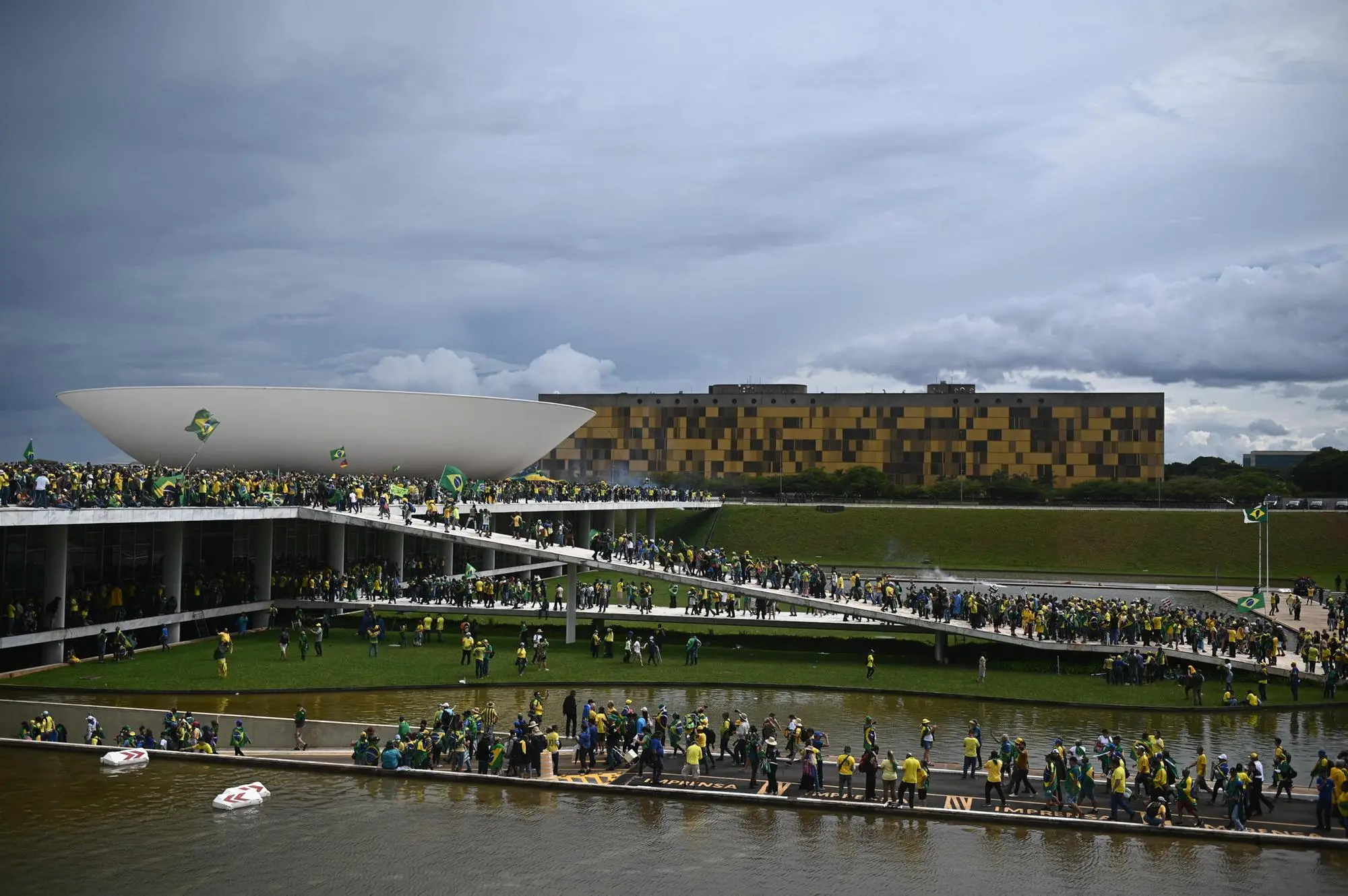 Sostenitori di Bolsonaro in marcia verso il Parlamento (Ansa)