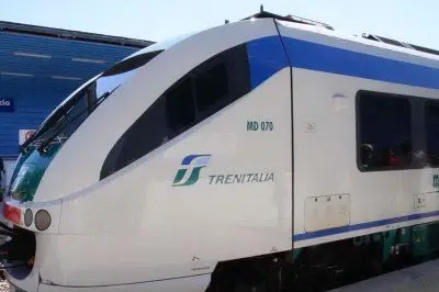 Un treno fermo alla stazione