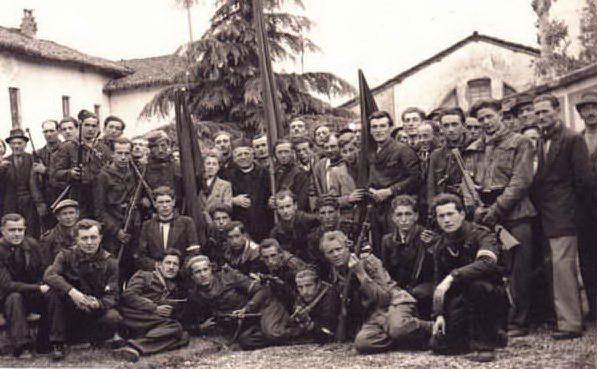 Un gruppo di partigiani durante la guerra