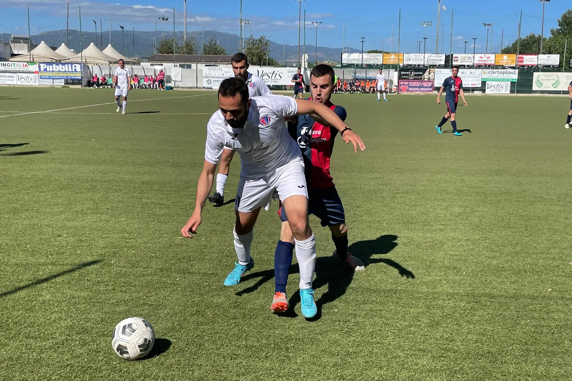 Gianluca Podda (a sinistra), nuovo innesto del Cagliari Beach Soccer, in azione con la Ferrini (foto Spignesi)