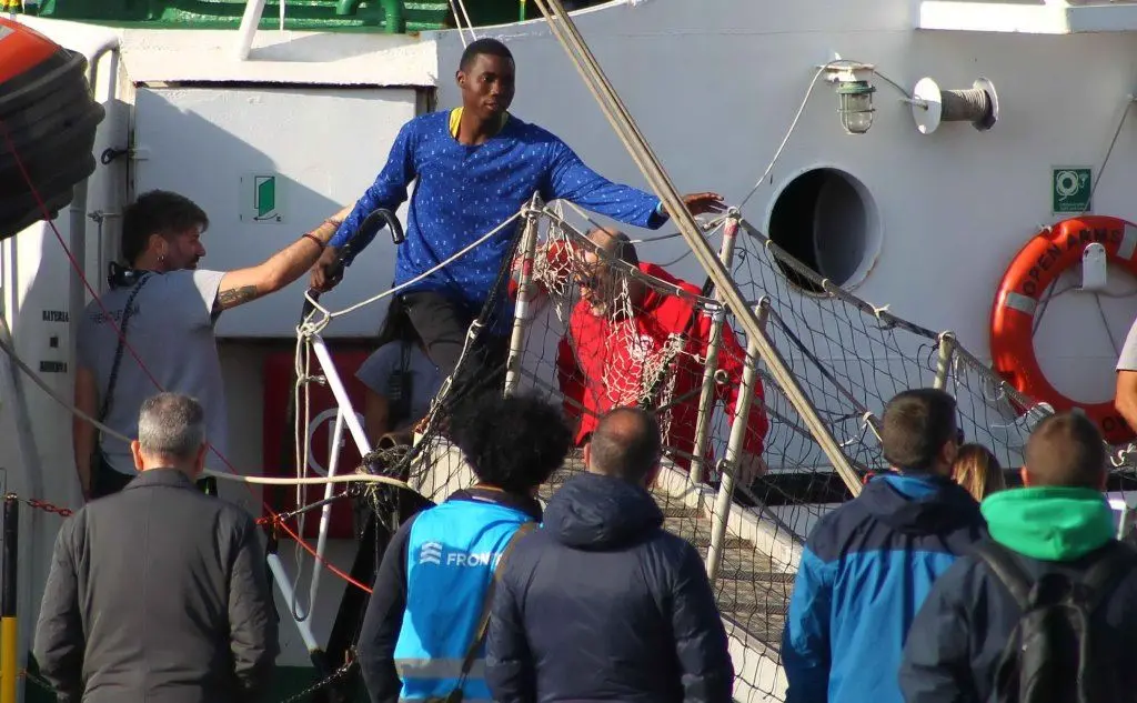 Lo sbarco dei migranti della Open Arms a Taranto (Ansa - Ingenito)