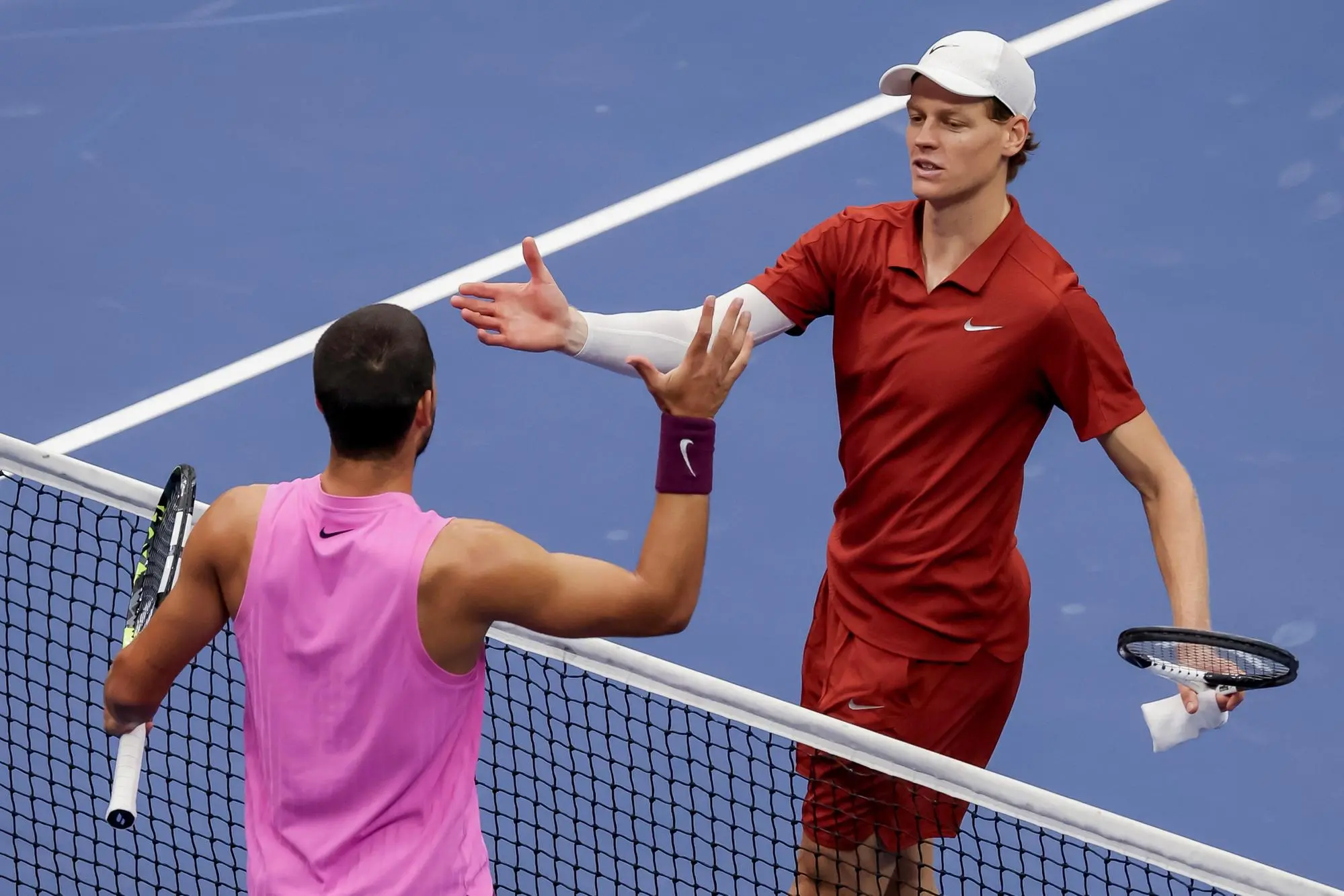 epa12361159 Carlos Alcaraz (L) of Spain greets Jannik Sinner (R) of Italy after winning the men's singles final of the US Open Tennis Championships at the USTA Billie Jean King National Tennis Center in Flushing Meadows, New York, USA, 07 September 2025. EPA/BRIAN HIRSCHFELD