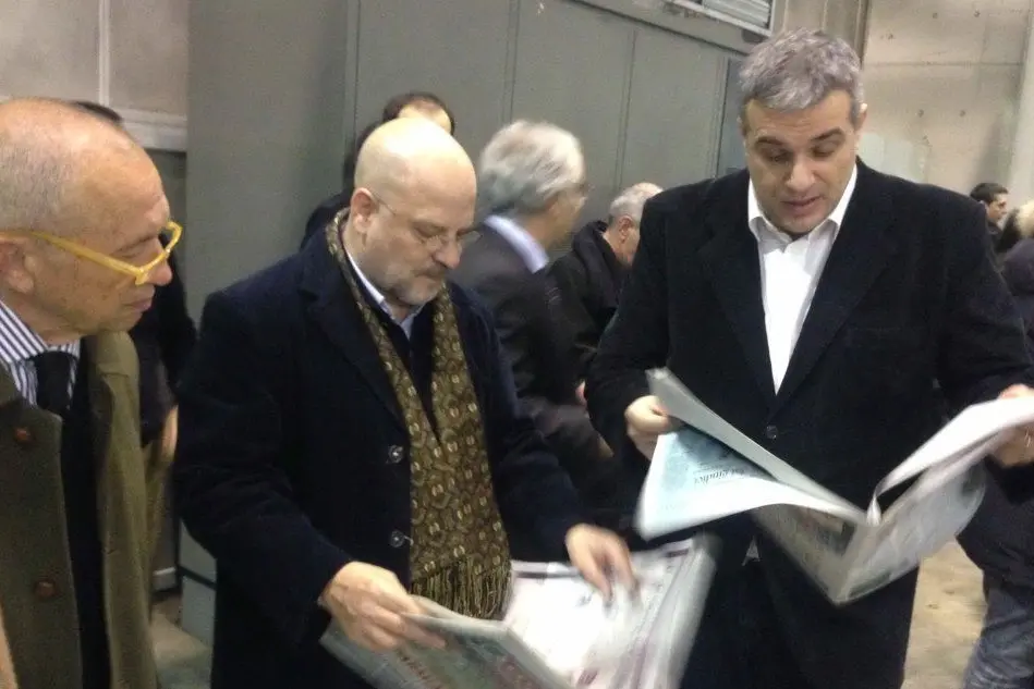 L'editore Sergio Zuncheddu, al centro, con il direttore Anthony Muroni (a destra) e il vicepresidente del cda Carlo Ignazio Fantola