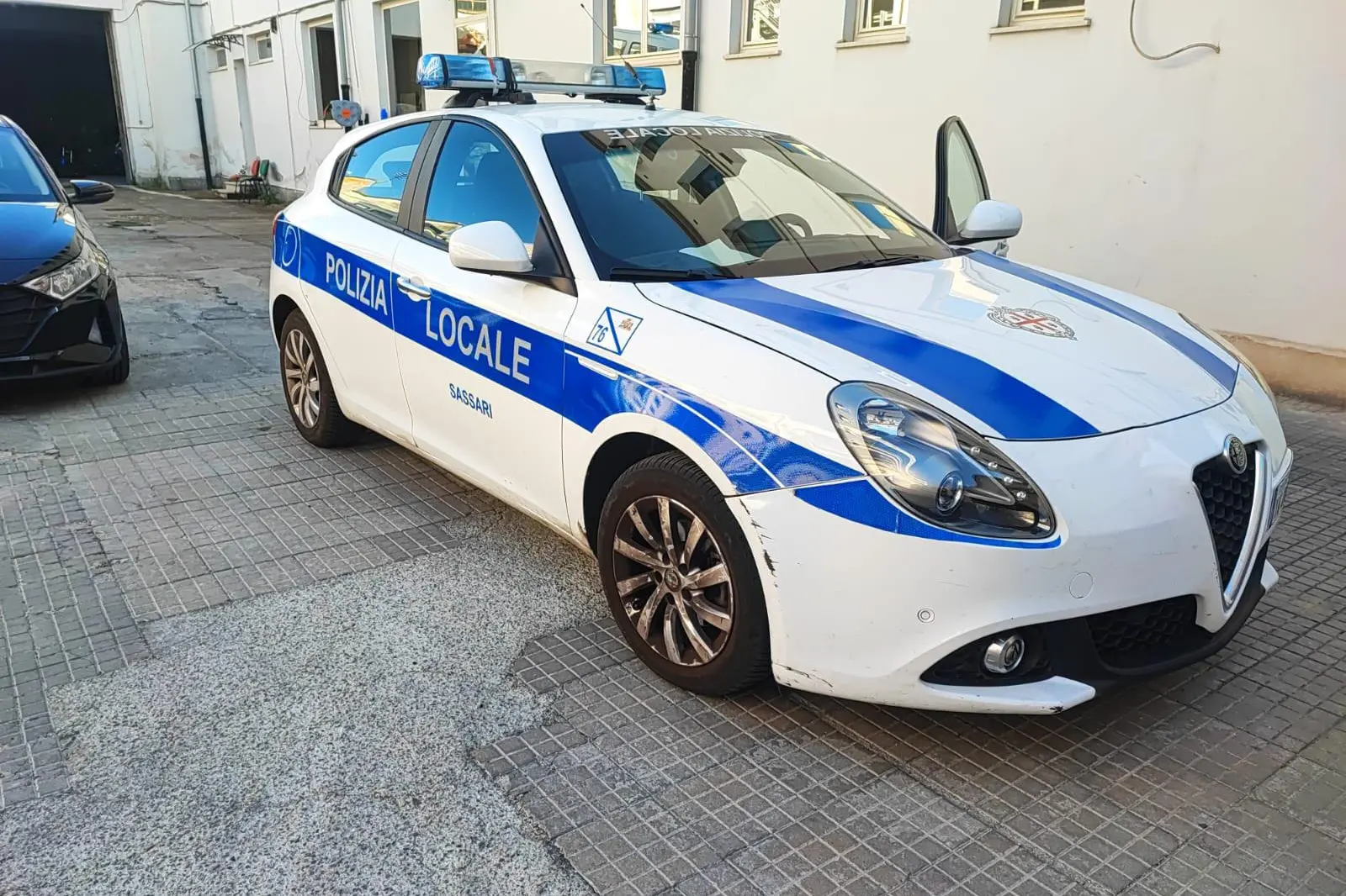 Un'auto della Polizia locale di Sassari (foto concessa)