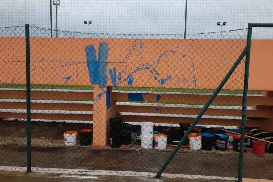 La tribuna imbrattata (foto Tellini)