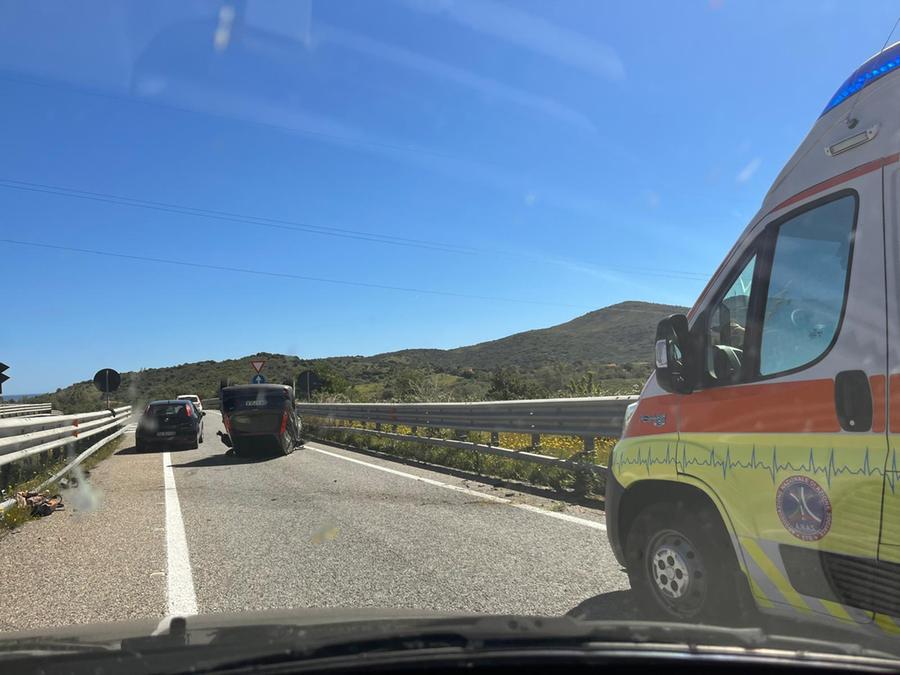 San Teodoro, auto ribaltata sulla 131 Dcn: ferito un ventenne