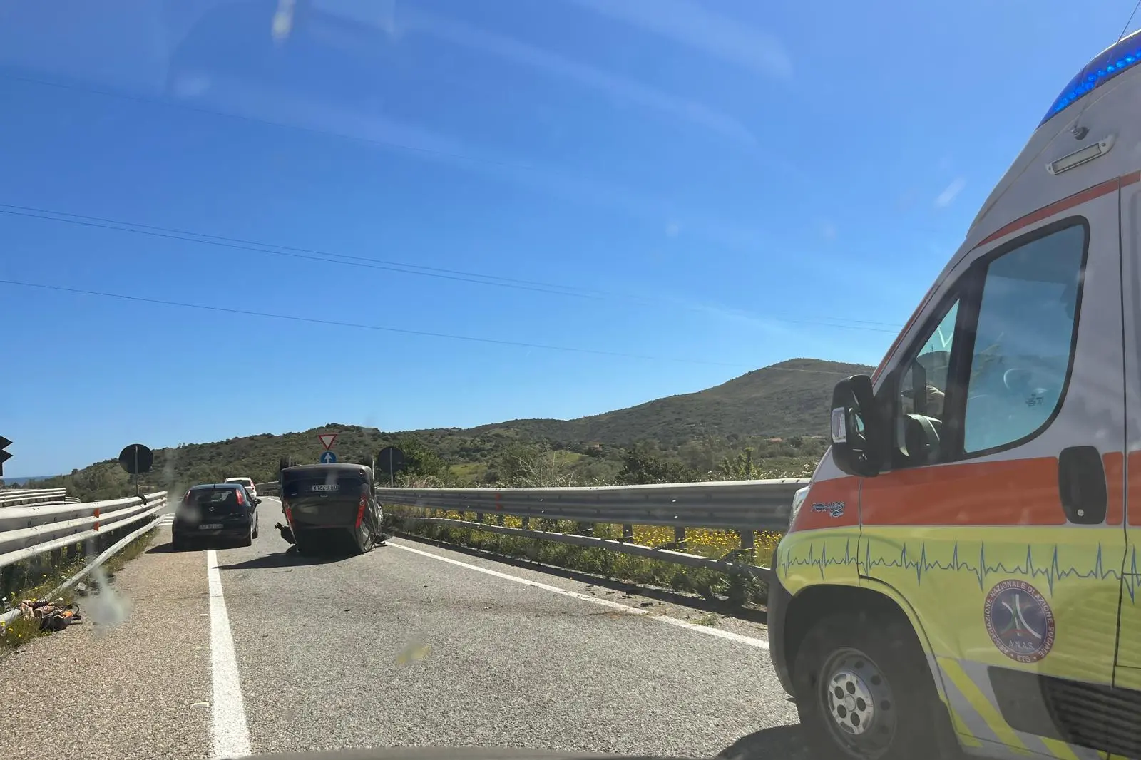 L'auto ribaltata sulla 131 Dcn