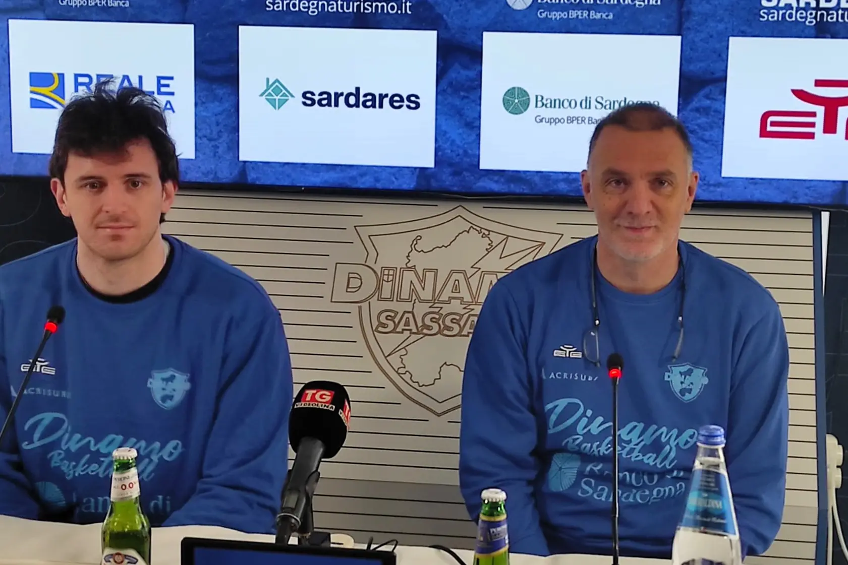 Il centro McGlynn e il coach Mrsic (foto G. Marras)