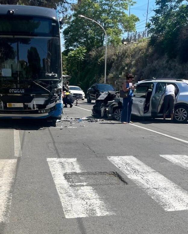 Terrapieno, suv contro un autobus: ferito un cinquantenne
