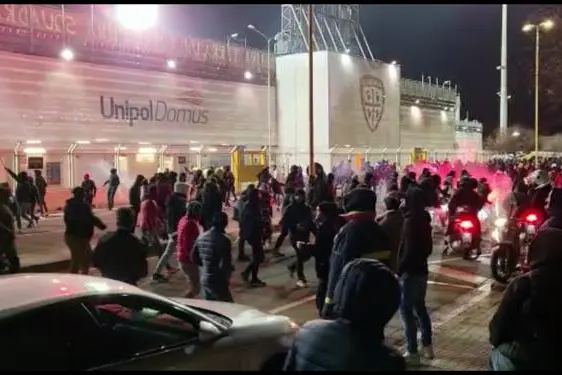 Gli scontri dopo il match tra rossoblù e ultrà del Napoli davanti allo stadio del Cagliari (Archivio L'Unione Sarda)