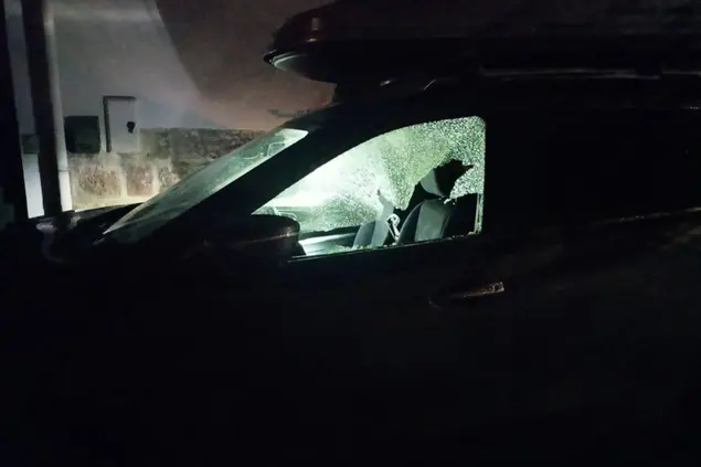 Una delle auto danneggiate (foto Scano)
