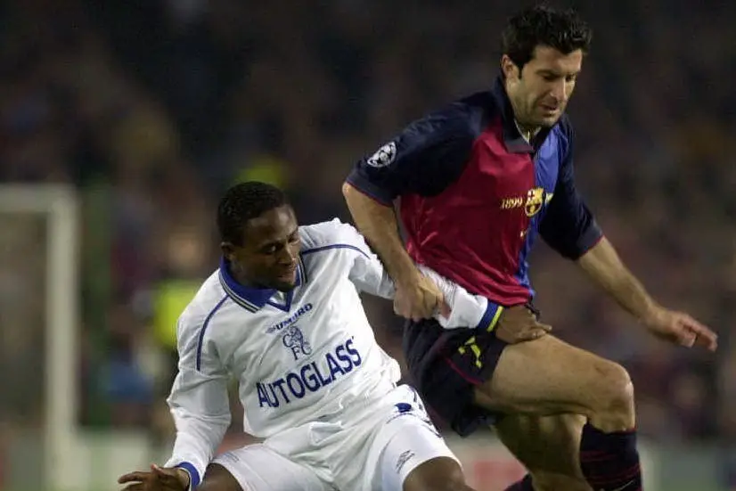 Luis Figo con la maglia del Barcellona (Ansa)