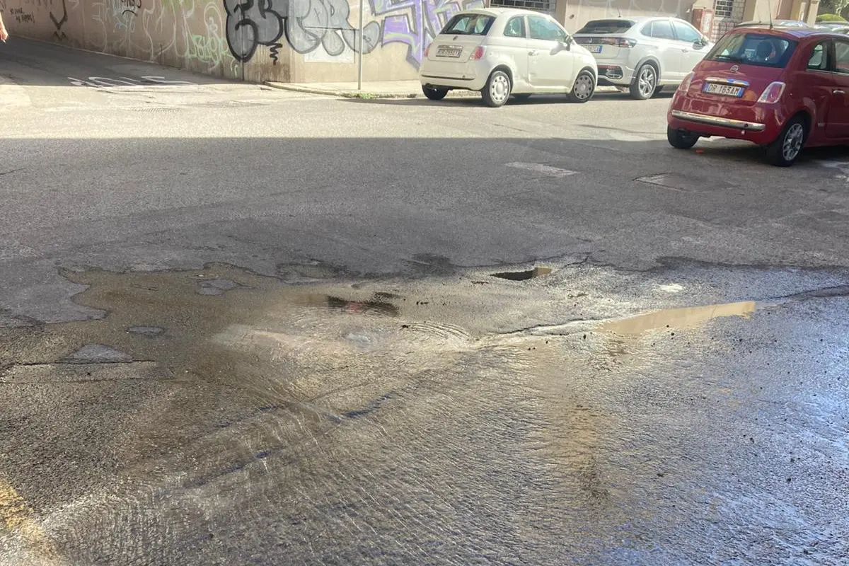 La perdita d'acqua in via Bruscu Onnis (angolo via Mameli) a Cagliari