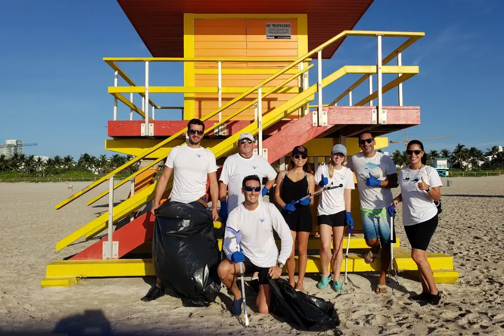 Al centro Andrea Cadelano dopo aver ripulito con un gruppo di amici le spiagge di Miami