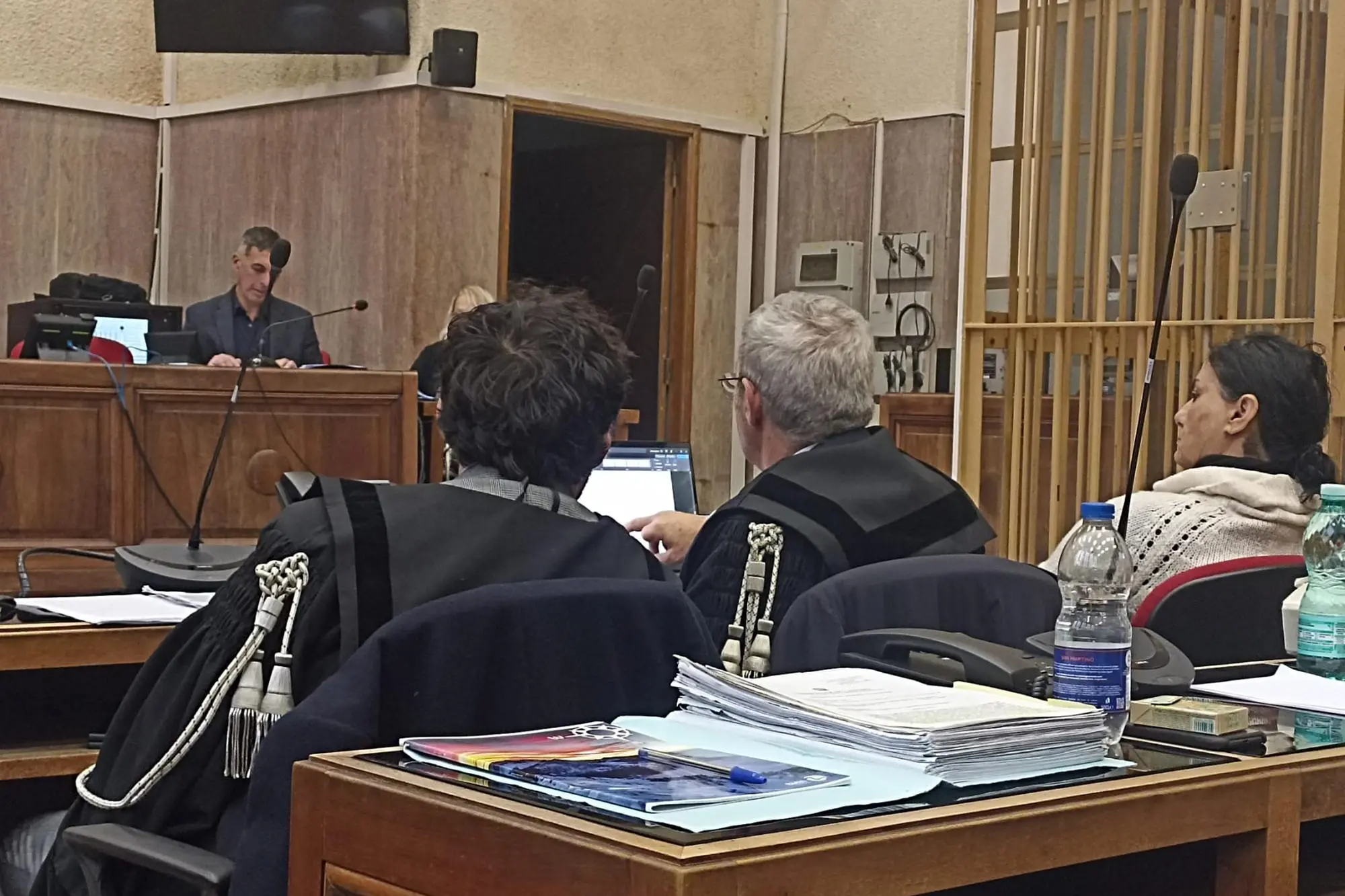 Alba Puddu, 53 anni, di Tertenia, accusata di aver curato inutilmente pazienti affetti da tumore, assiste a un’udienza in compagnia dei suoi avvocati