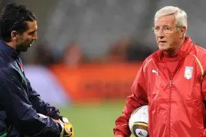 Il Ct Marcello Lippi si sofferma a parlare lungamente con il portiere Gigi Buffon