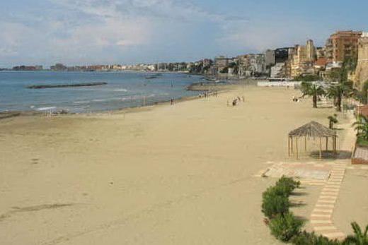 Choc in spiaggia a Roma: trovato il cadavere di un uomo seminudo