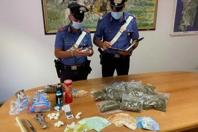 Il materiale posto sotto sequestro (foto carabinieri di Olbia)