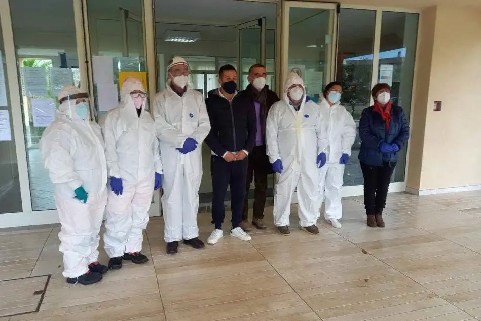 Al centro il sindaco Giovanni Andrea Oggiano e il vice Pier Mario Careddu. A destra l'assessore Beatrice Brizzi e la consigliera Michela Canu. In tuta bianca i medici e i volontari Croce Verde (L'Unione Sarda - Tellini)