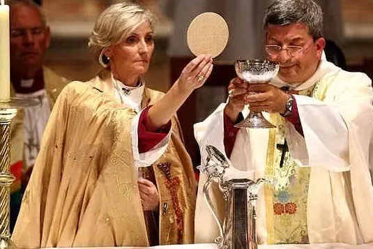 Una donna celebra la messa