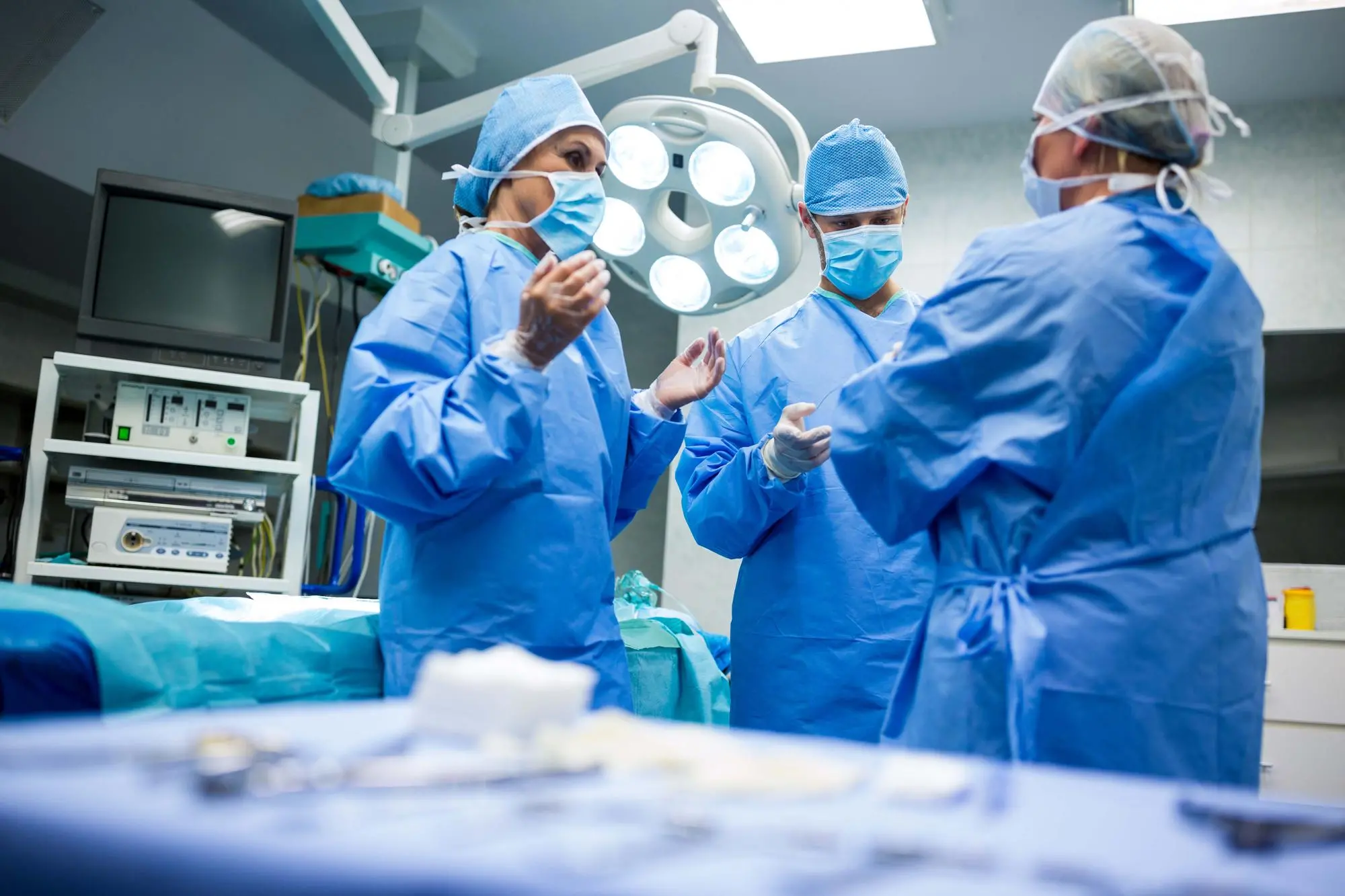 Surgeons interacting with each other in operation room at hospital sala operatoria simbolo