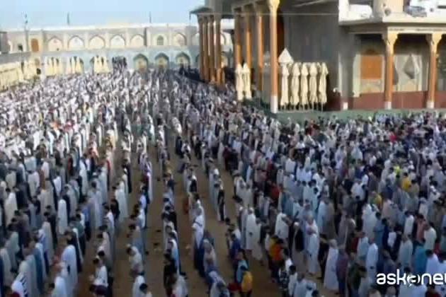 Finito il Ramadan: i musulmani pregano alla moschea di Baghdad