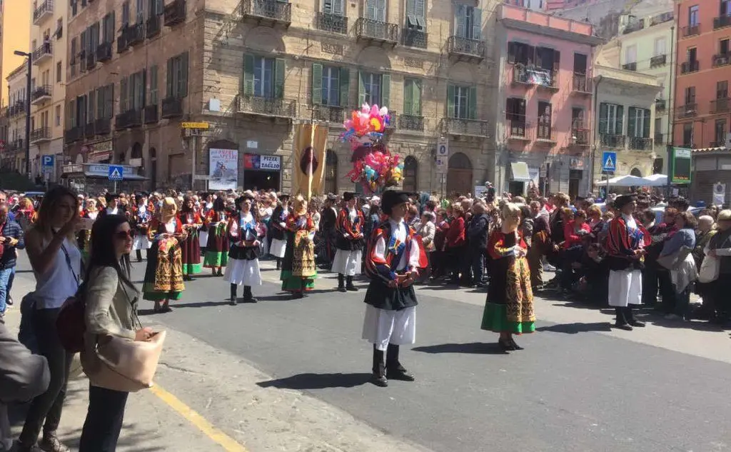 Il gruppo di Orgosolo sfila in attesa del Santo