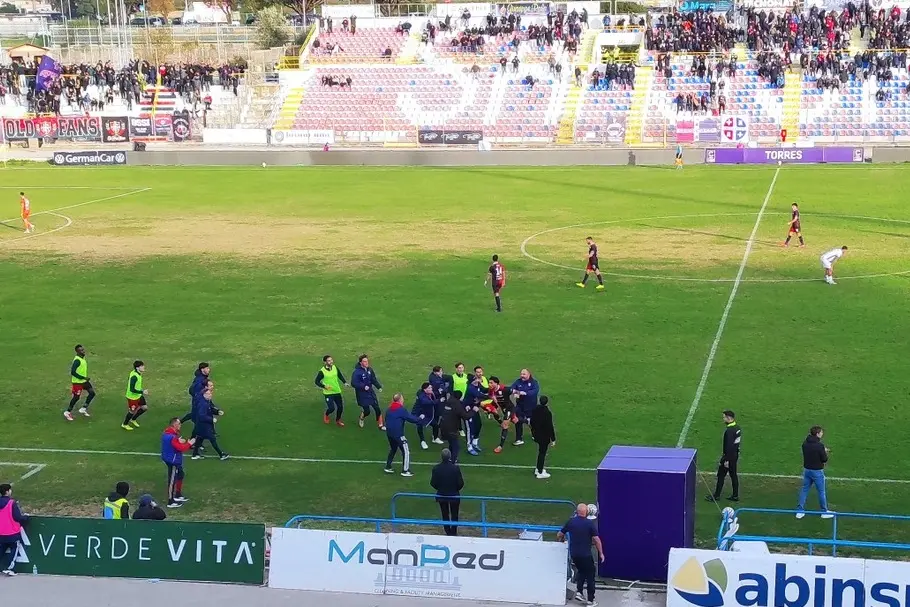 La panchina festeggia Musso dopo il gol (foto G. Marras)