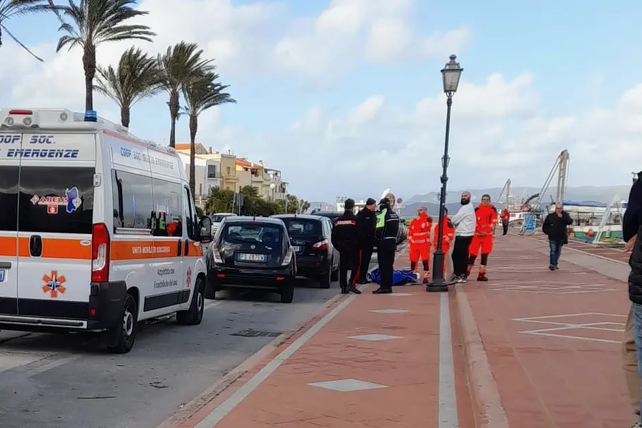 I soccorsi sul lungomare di Sant'Antioco (Foto: Stefano Garau)