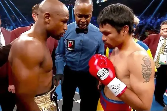 Floyd Mayweather, a sinistra, e Manny Pacquiao prima dell'inizio del match del 2015