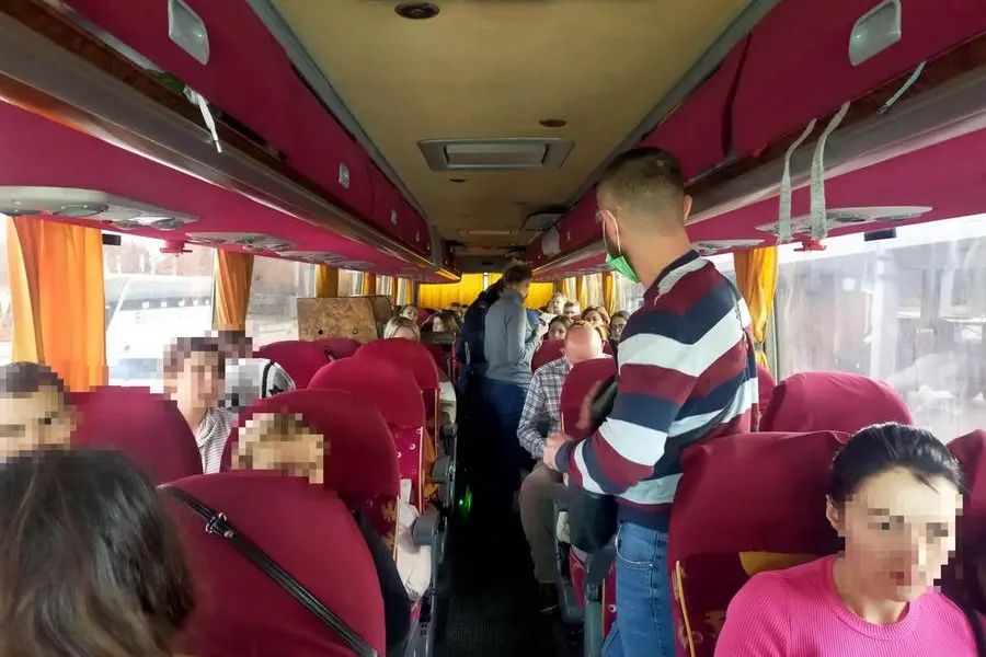 Un bus di profughi sfuggiti alla guerra (Ansa - Zocchi)