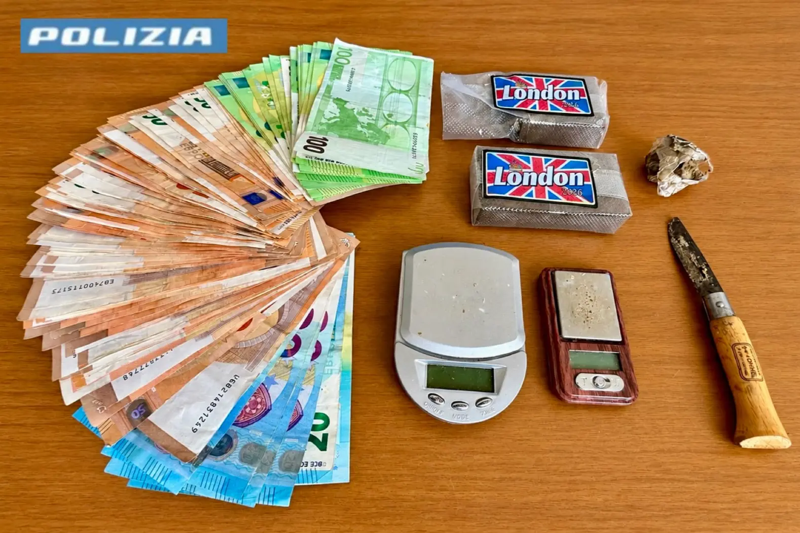 Il materiale sequestrato dalla polizia