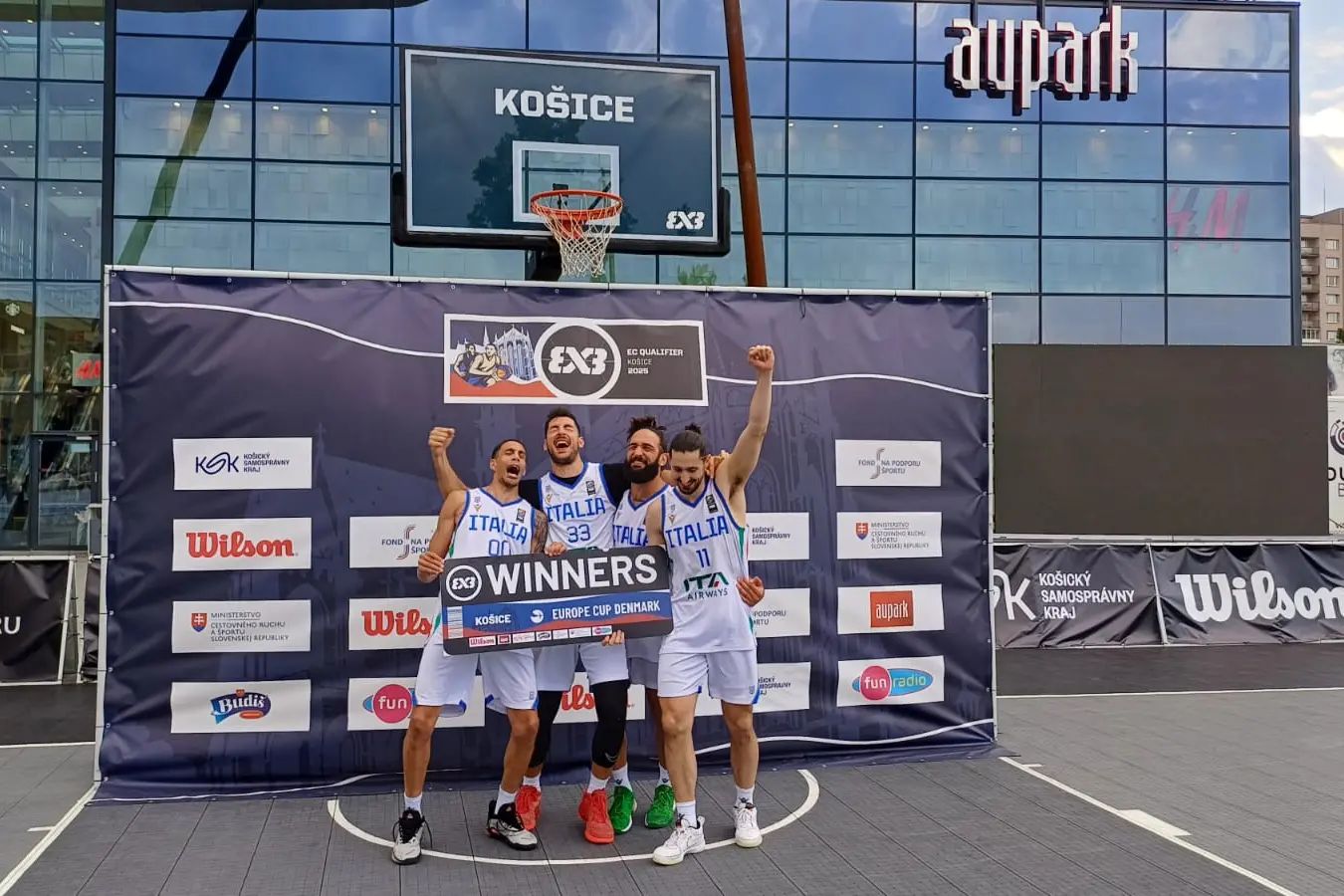 La Nazionale festeggia la qualificazione alla Coppa Europa (foto FIP)