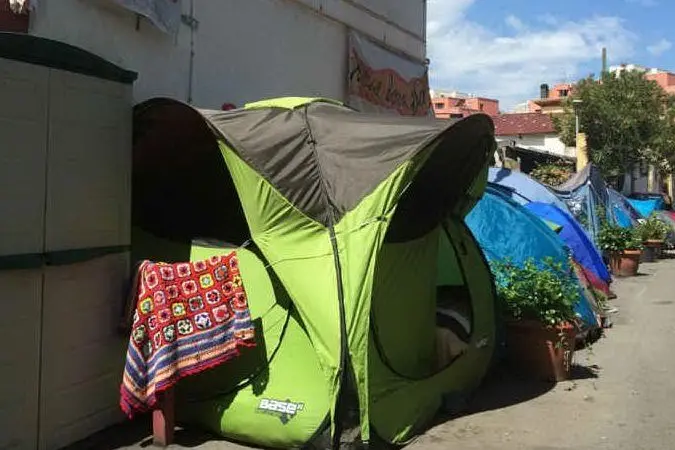 Un'immagine della tendopoli di via Cupa
