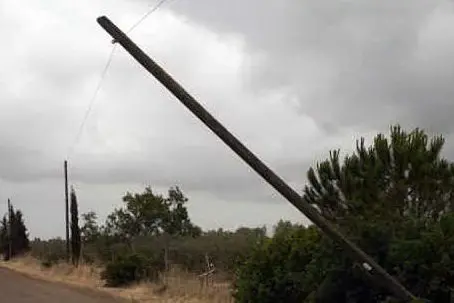 Il palo che rischia di cadere (foto Pintori)