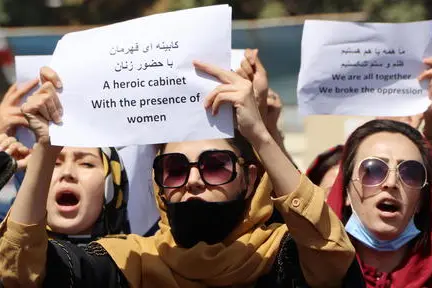 Una manifestazione delle donne a Kabul (Ansa)