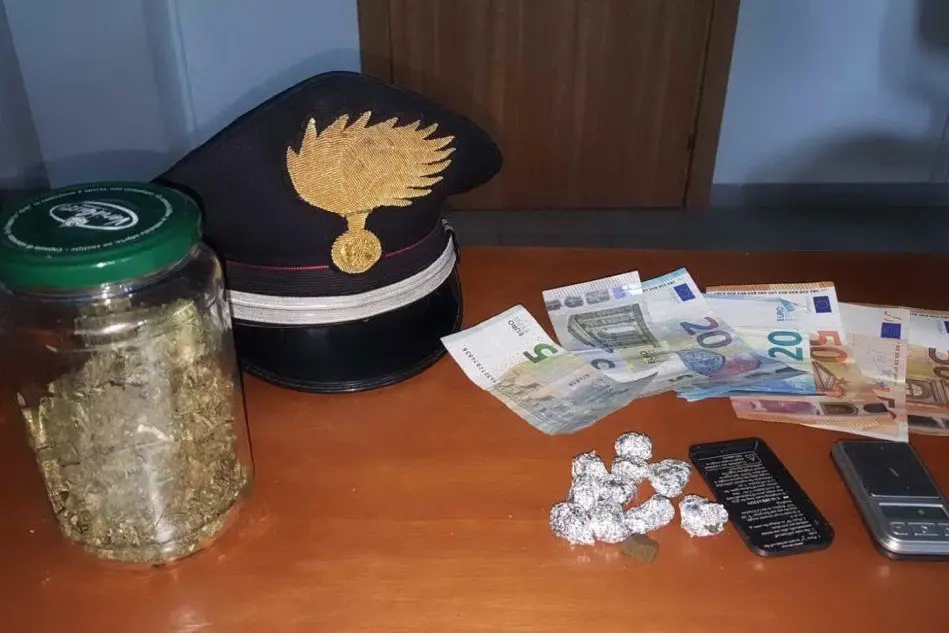 Il materiale sequestrato (foto Carabinieri)