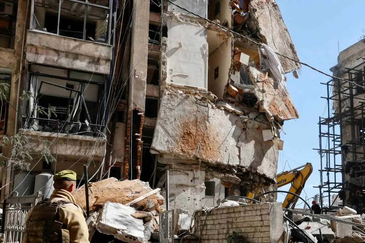 epa12877037 A Lebanese army soldier stands next to a destroyed residential building the day after an Israeli airstrike in the Ain Mreisseh neighborhood of Beirut, Lebanon, 09 April 2026. At least 182 people were killed and more than 890 others injured after Israeli airstrikes hit multiple locations across Lebanon on 08 April, the Lebanese Ministry of Health reported. Israel launched a large-scale attack across Lebanon, including central Beirut, a day after the US and Iran agreed to a ceasefire. The Israeli government said the ceasefire does not cover Lebanon and that strikes on Hezbollah locations will continue. EPA/WAEL HAMZEH