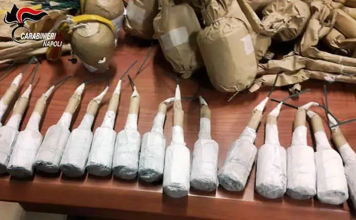 Sequestro di botti a Napoli (Ansa)