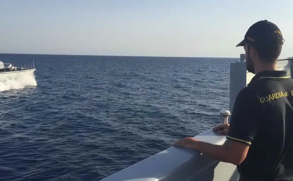 Migranti, una giornata a bordo dei mezzi navali della Guardia di finanza di Cagliari