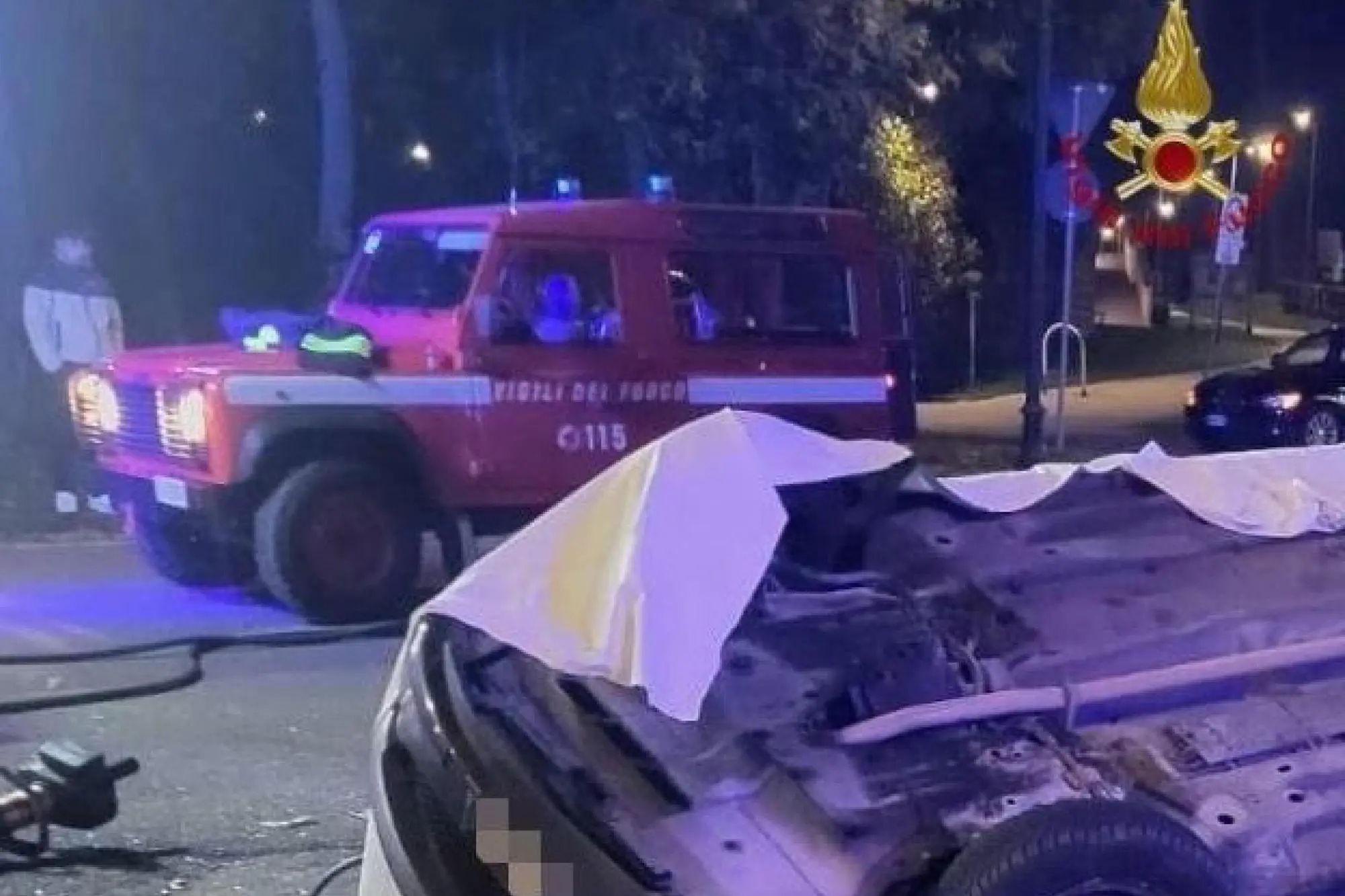 Una immagine diffusa dai Vigili del Fuoco mostra l'auto coinvolta nell'incidente accaduto nella notte ad Asiago (Vicenza): morti tre ventenni, mentre un quarto giovane ha riportato fratture varie della teca cranica e contusioni cerebrali e toraciche. Asiago, 19 ottobre 2025. HANDOUT VIGILI DEL FUOCO +++ UFFICIO STAMPA VIGILI DEL FUOCO +++ FOTO NON IN VENDITA - DA USARE SOLO PER FINI GIORNALISTICI +++ NPK +++