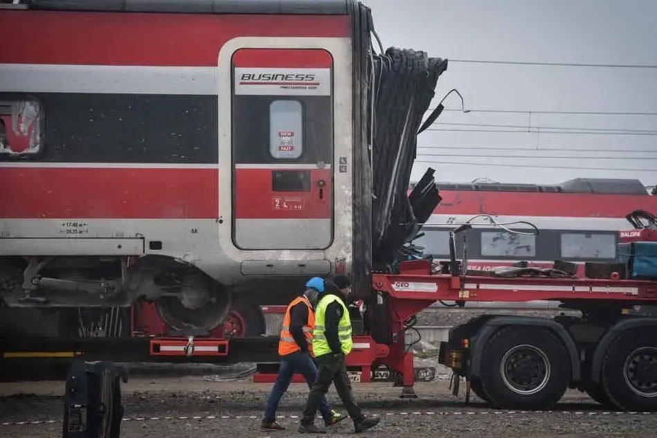 Il treno deragliato (Ansa)