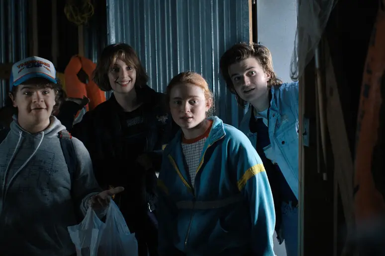 Stranger Things, a destra l’attore Joe Keery (foto Ansa)