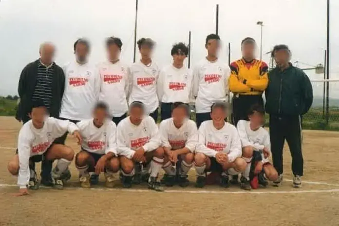 Gianluigi Depalmas (quarto in alto da destra, foto concessa da Stintino Calcio)